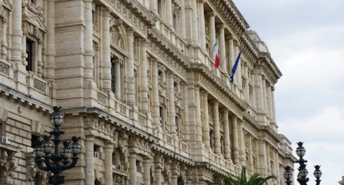 Fuga del Laureando Condannato per Corinaldo: Crisi nel Sistema Carcerario Italiano?